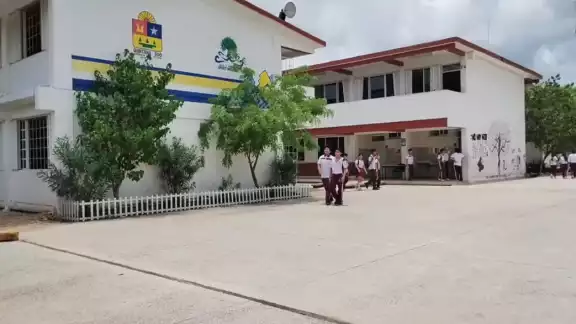 Lluvias en Quintana Roo afectan los salones de una secundaria Lluvias en Quintana Roo afectan los salones de una secundaria