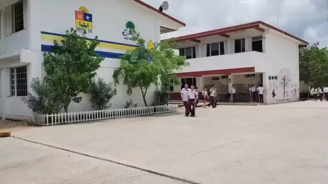 Lluvias en Quintana Roo afectan los salones de una secundaria