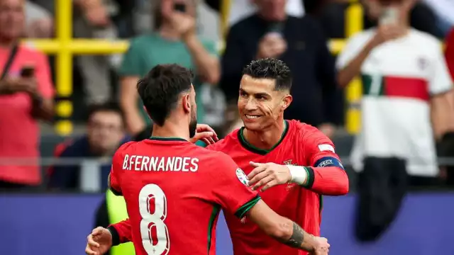 Cristiano Ronaldo festeja junto a Bruno Fernandes en la Eurocopa 2024