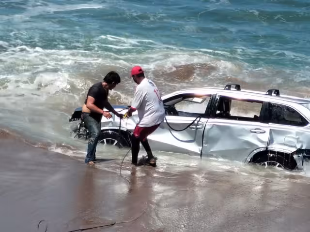 Autoridades de Sinaloa rescatan una camioneta del mar de Mazatlán