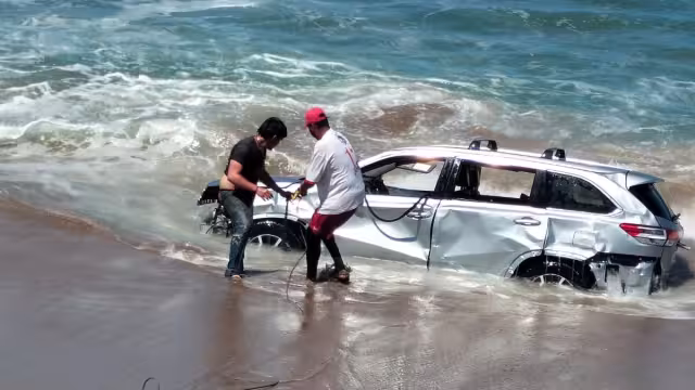Autoridades de Sinaloa rescatan una camioneta del mar de Mazatlán