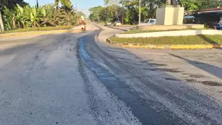 Derrame de diésel provoca derrape de motociclista en avenida Lázaro Cárdenas de Felipe Carrillo Puerto