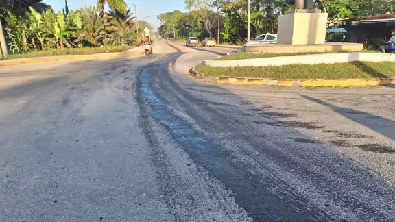 Cuerpo de Bomberos se encargó de  despejar el diésel para evitar otro accidente