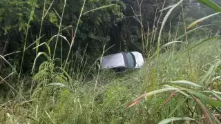   Pareja sale ilesa tras aparatoso accidente en la carretera Escárcega-Villahermosa
