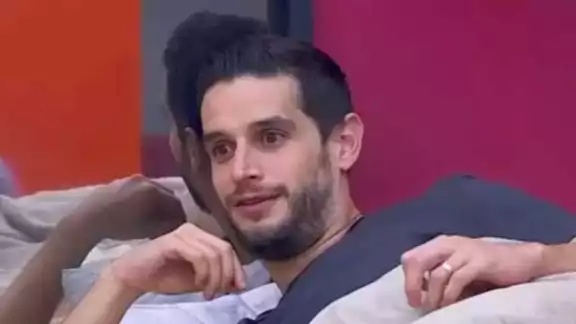 Adrián entró a la zona donde fuman y no regresó a la casa