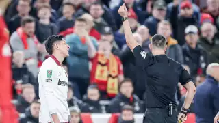 La tarde negra de Edson Álvarez en Inglaterra, fue expulsado... ¡Otra vez!