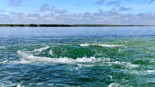 La existencia de este manantial se debe a la presencia de ríos subterráneos que desembocan en el océano