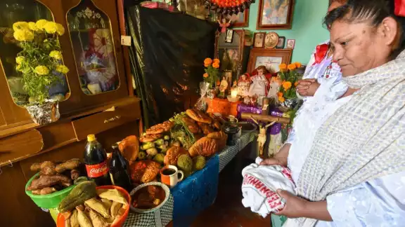 El Día de Muertos es una celebración que destaca por su capacidad de reunir elementos prehispánicos y católicos El Día de Muertos es una celebración que destaca por su capacidad de reunir elementos prehispánicos y católicos