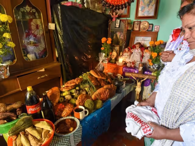 El Día de Muertos es una celebración que destaca por su capacidad de reunir elementos prehispánicos y católicos