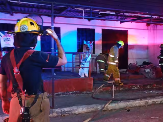 Bomberos sofocan incendio en Campeche