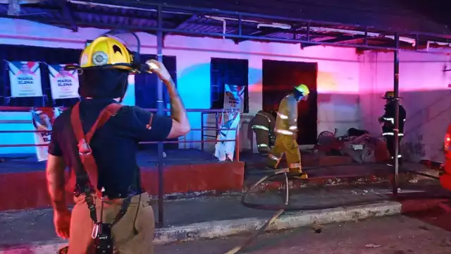 Bomberos sofocan incendio en Campeche