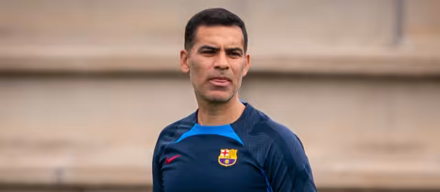 Rafa con las menores del Barcelona