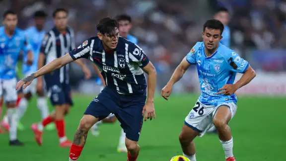 Pachuca remonta de último minuto