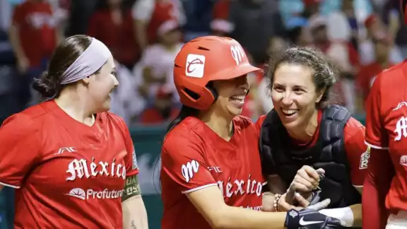 Las jugadoras de Diablos Rojos del México celebrando su primer título