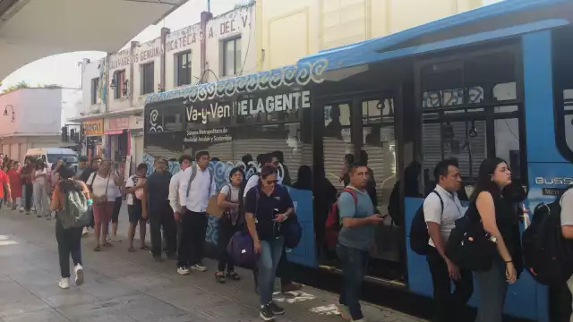 Taxis echan la mano al Va y Ven