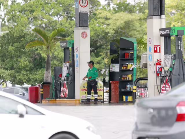 Los automovilistas lamentan que a los costos exorbitantes se sume la desconfianza que algunos negocios no dan los litros completos.