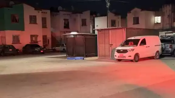 Una de las víctimas del ataque quedó sin vida en el estacionamiento. Una de las víctimas del ataque quedó sin vida en el estacionamiento.