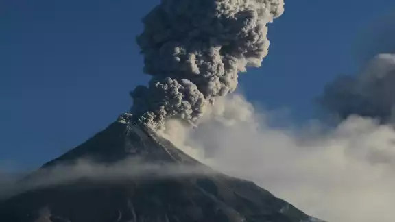 Monte Ibu de Indonesia entra en erupción y arroja lava y ceniza Monte Ibu de Indonesia entra en erupción y arroja lava y ceniza