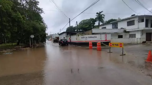 Fuerte lluvia estropea la calma en una ciudad de Quintana Roo