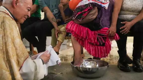 Aguiar Retes lavó y secó los pies de personas que enfrentan algún tipo de pérdida. Aguiar Retes lavó y secó los pies de personas que enfrentan algún tipo de pérdida.