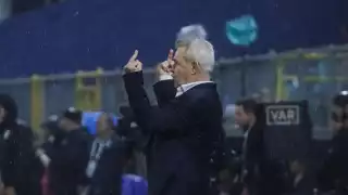 Honduras condena agresión contra Javier Aguirre,  pero lo acusa de provocar   a la afición 