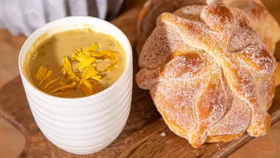 El atole de cempasúchil es una bebida tradicional para el Día de Muertos