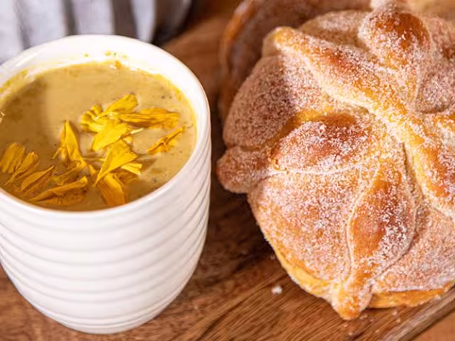El atole de cempasúchil es una bebida tradicional para el Día de Muertos