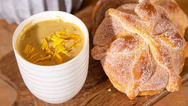 El atole de cempasúchil es una bebida tradicional para el Día de Muertos