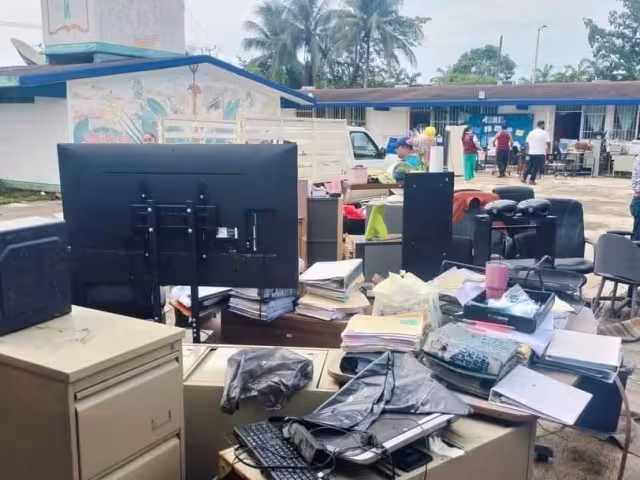 Equipos de cómputo, documentos y mobiliario quedó dañado por las lluvias.