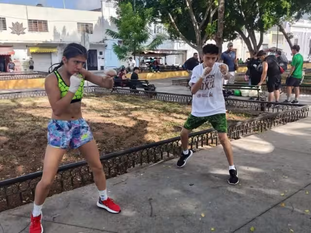 Se informó que las personas habrían estado en el acceso principal, por lo que se les solicitó realizar la actividad en otro espacio de este mismo sitio