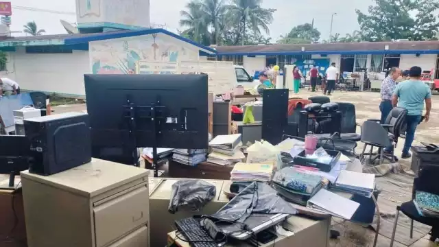 Equipos de cómputo, documentos y mobiliario quedó dañado por las lluvias.