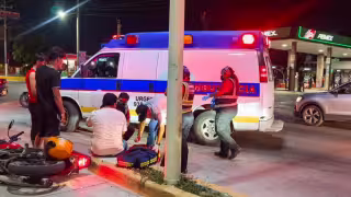 Un motociclista resultó lesionado tras ser impactado por un automóvil en la avenida Isla de Tris.