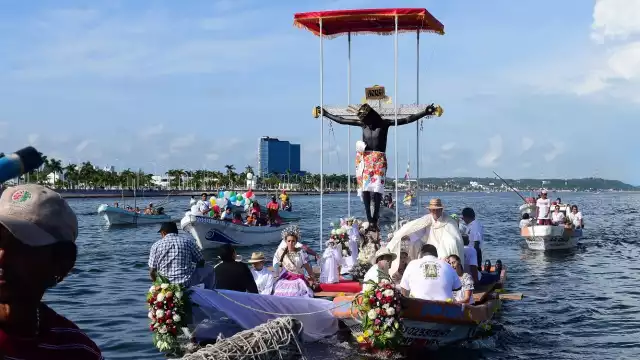 Con fe y devoción, Campeche celebra el tradicional Paseo por Mar del Cristo Negro