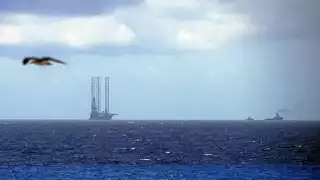   Plataforma autoelevable petrolífera fondea en costas de Cancún  