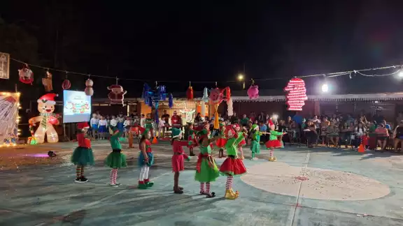 Con disfraces de elfos, los estudiantes realizaron bailes Con disfraces de elfos, los estudiantes realizaron bailes