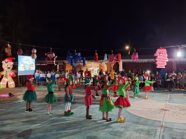 Con disfraces de elfos, los estudiantes realizaron bailes