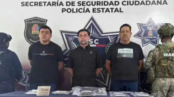 Los tres detenidos fueron presentados por las autoridades tras su detención. Los tres detenidos fueron presentados por las autoridades tras su detención.