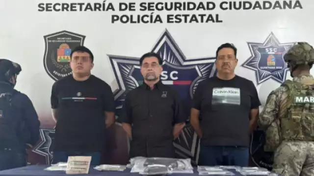 Los tres detenidos fueron presentados por las autoridades tras su detención.