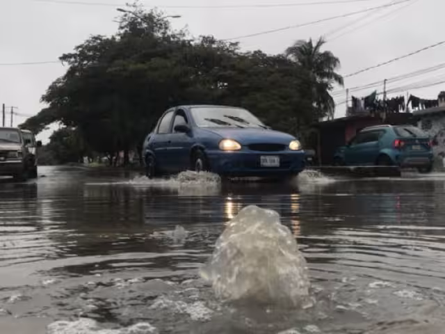 Debido a la continuidad de las lluvias, piden tomar precauciones al manejar
