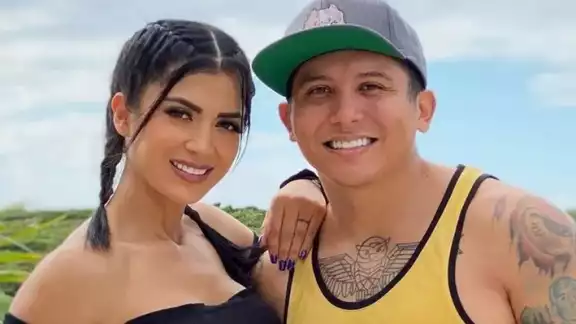 Kimberly Flores, cantante y esposa de Edwin Luna, es hospitalizada de emergencia