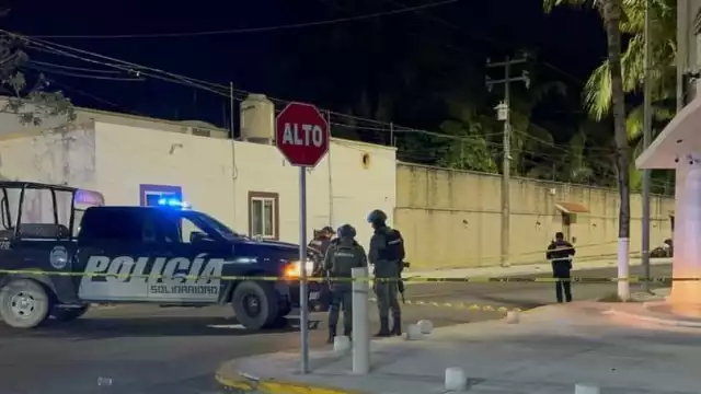 El hombre fue identificado como Óscar Ramos Martín y fue atacado mientras colocaba un proyector para ver el debate presidencial