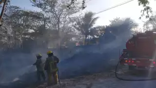 Bomberos evitan desastre al sofocar incendio cerca de viviendas en Escárcega