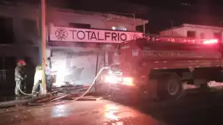 Corto circuito  ocasiona incendio en una Ferretería de Escárcega