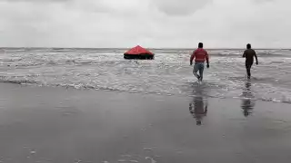 Alarma en Playa Norte: Recala balsa con kits de supervivencia y sin tripulantes