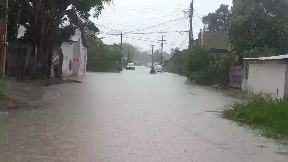 Fuerte lluvia de la tarde-noche causó inundación y preocupación de vecinos