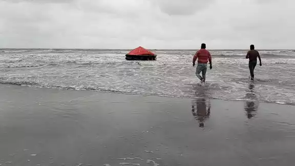 Una balsa de gran tamaño recaló en Playa Norte, generando alerta entre ciudadanos y autoridades Una balsa de gran tamaño recaló en Playa Norte, generando alerta entre ciudadanos y autoridades