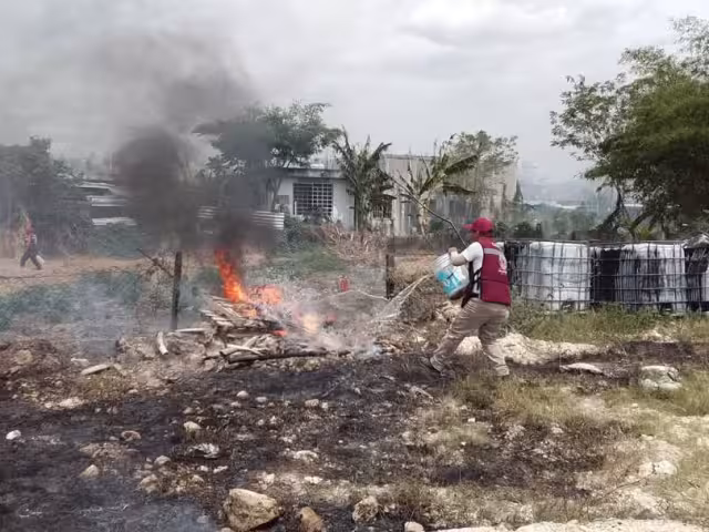 Un incendio de maleza se registró en la colonia Fátima, provocado por la probable quema de basura no controlada.