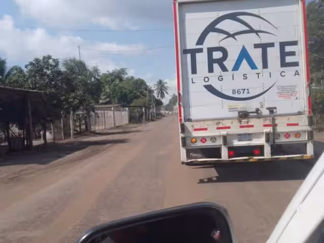 Uno de los reclamos que existen ahora que las reparaciones de la ruta llevan un buen avance es que no hay banquetas.