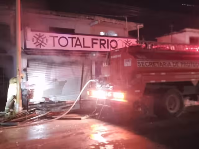 Vecino comenzaron a echarle agua desde afuera, la cual transportaban con cubetas.