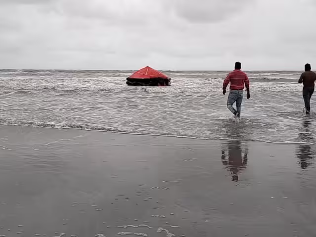 Una balsa de gran tamaño recaló en Playa Norte, generando alerta entre ciudadanos y autoridades